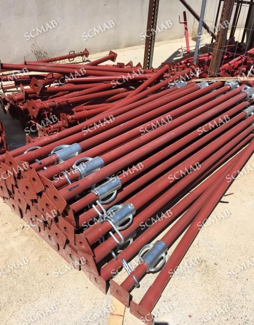 Étais métalliques mis à disposition pour un chantier