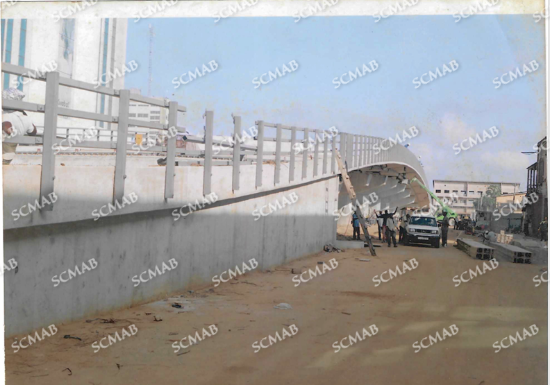 Passerelle piétonne avec garde-corps métalliques